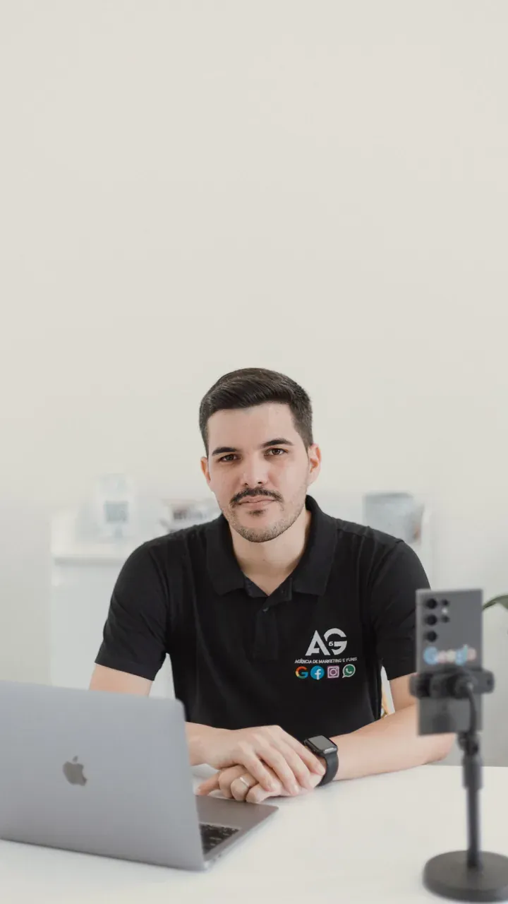 Maurício, fundador da AG5, sentado à mesa de trabalho