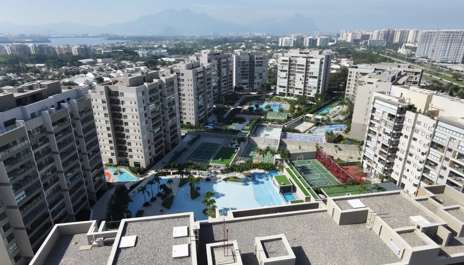 Vista aérea de clube de condomínio na Barra