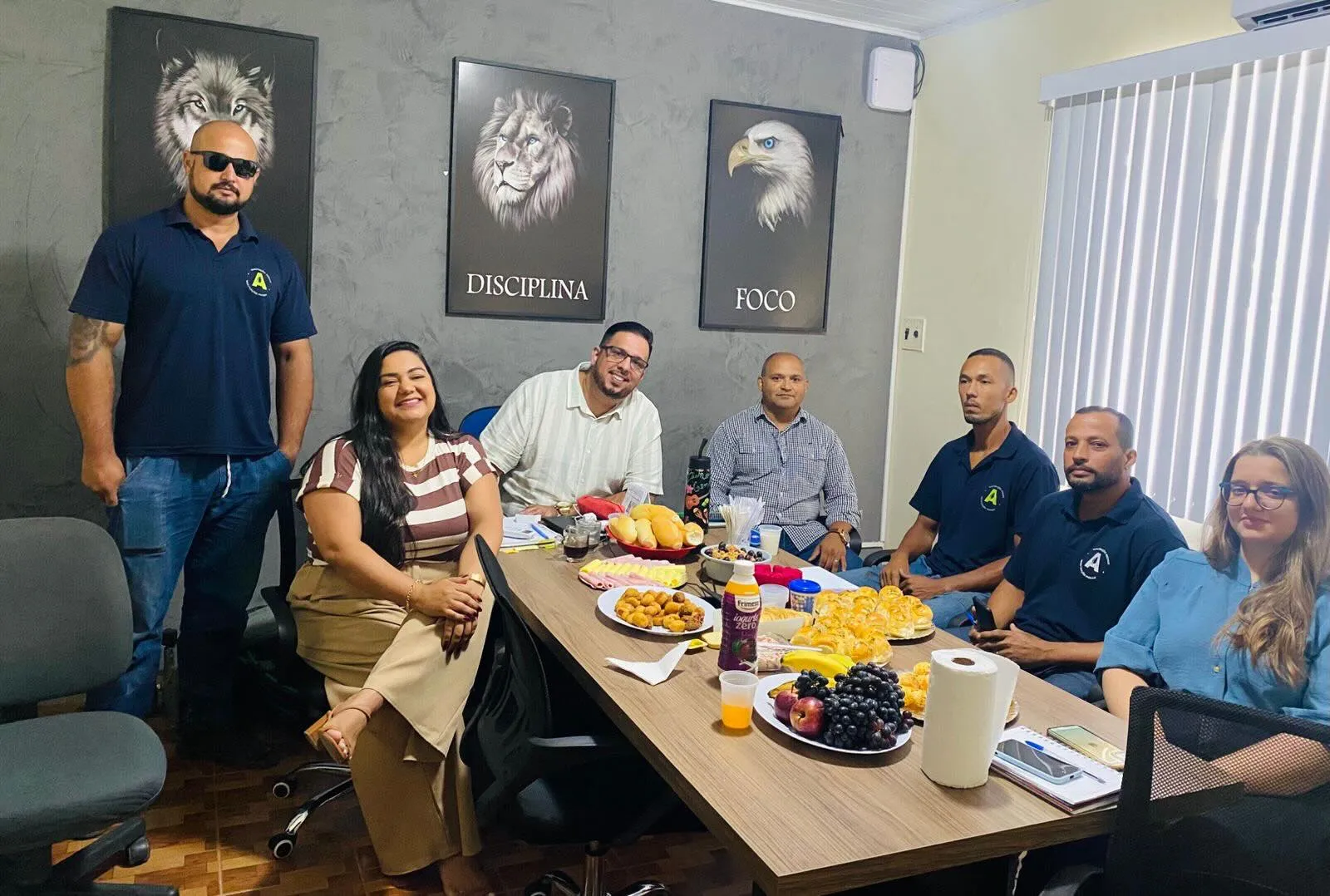 Equipe Atlantic Soluções em reunião na sede