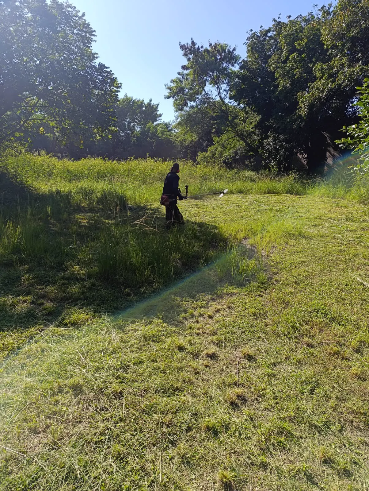 Roçada e limpeza do terreno da área de lazer do condomínio