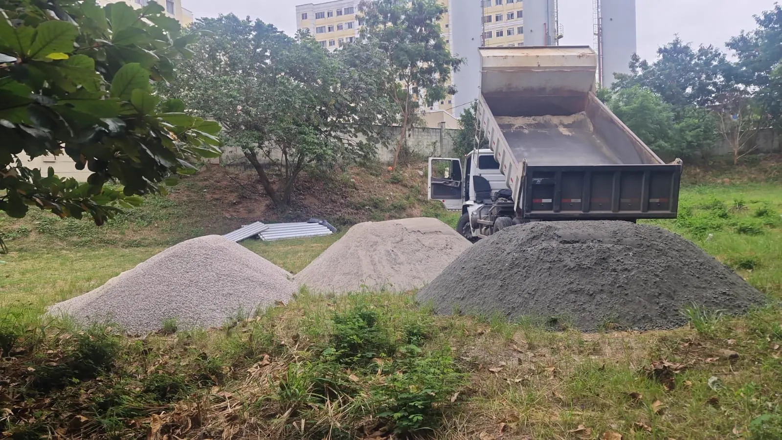 Obra da área de lazer iniciada, material no canteiro