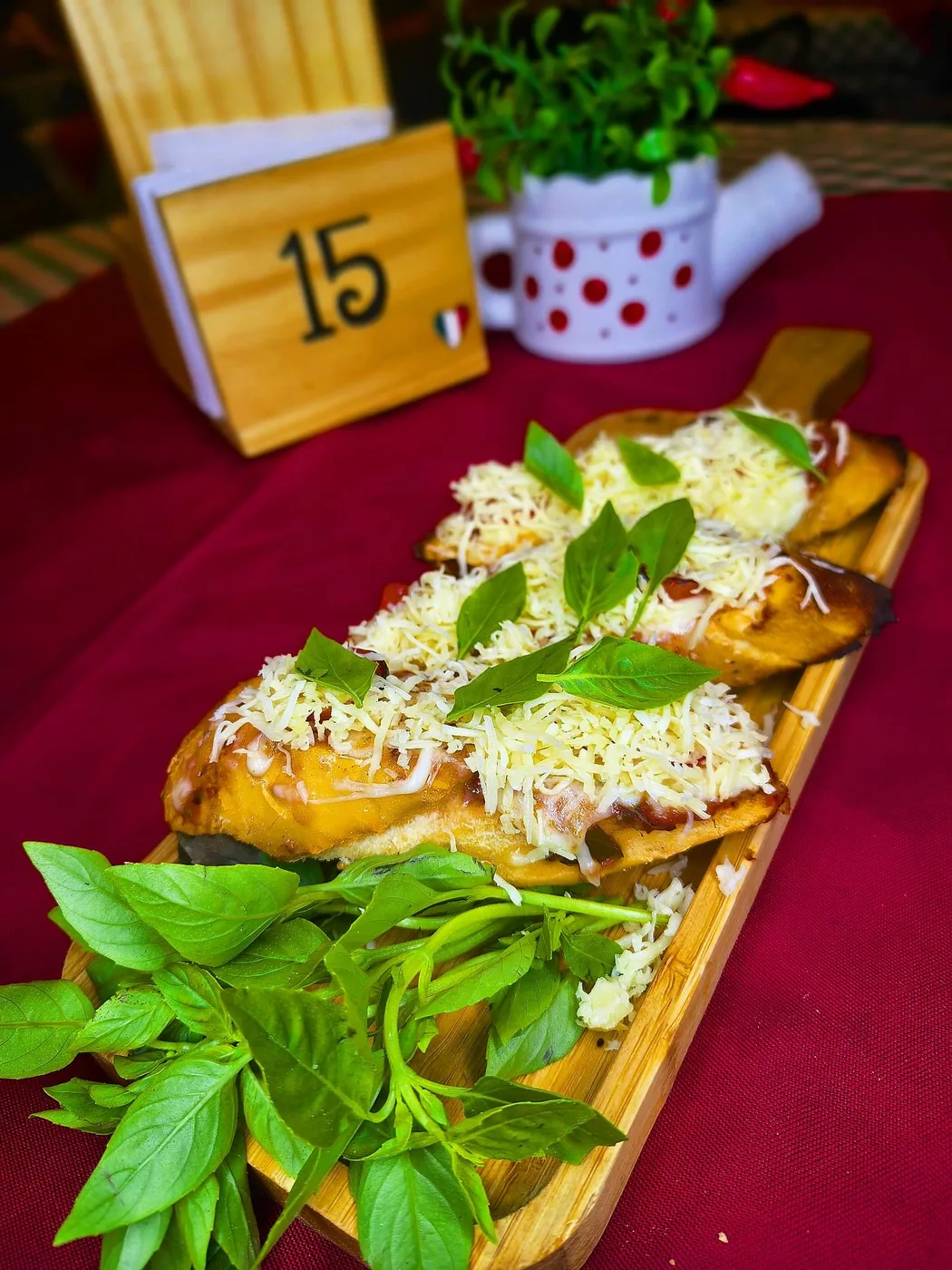 Bruschetta de berinjela com queijo derretido