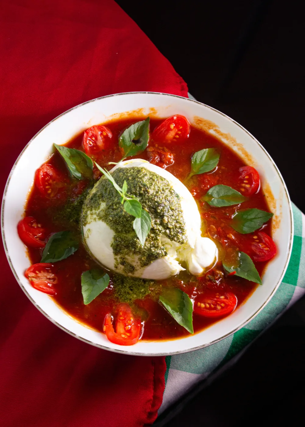 Burrata com tomate e manjericão fresco