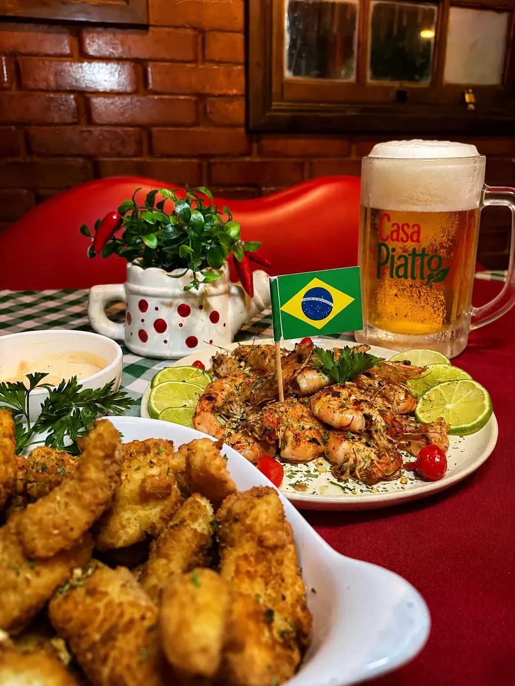 Camarão acompanhado de chopp gelado na mesa