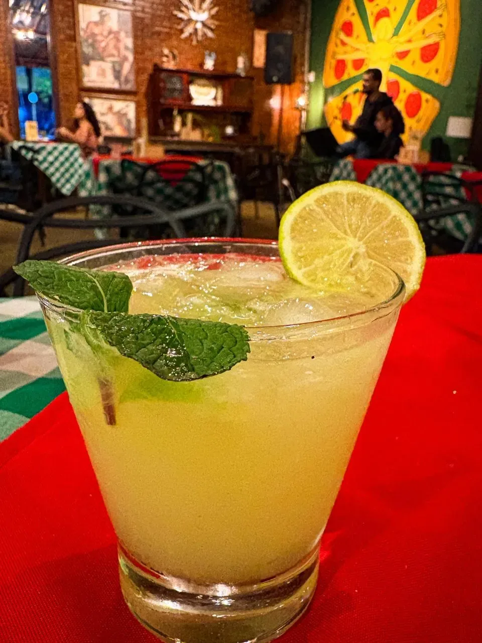 Drink de limão com hortelã servido na Casa Piatto