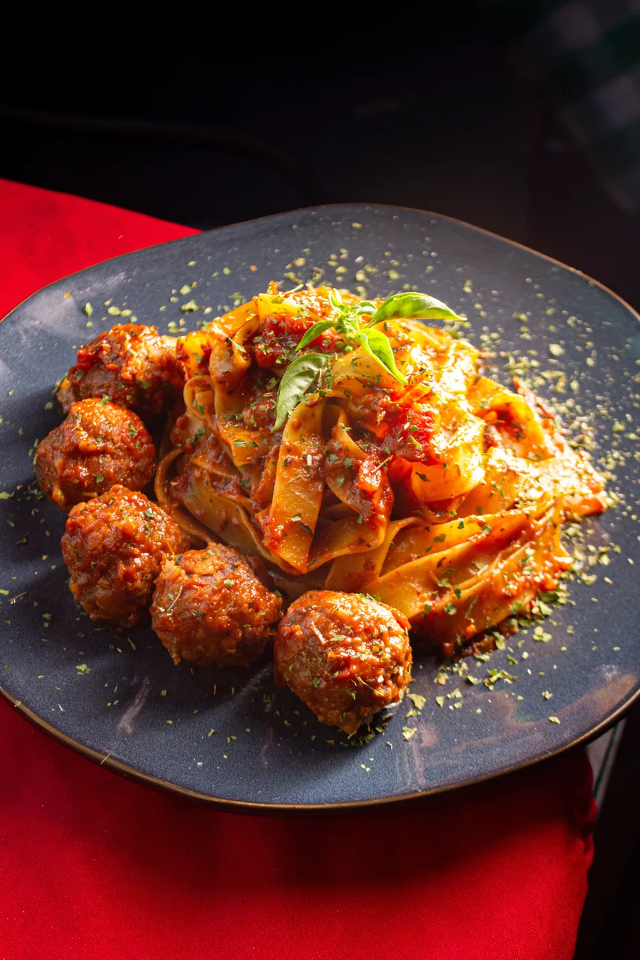Fettuccine com almôndegas ao molho de tomate da Casa Piatto