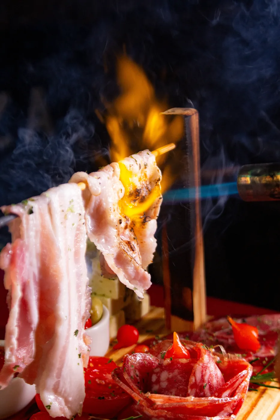 Fondue com bacon sendo flambado na Casa Piatto