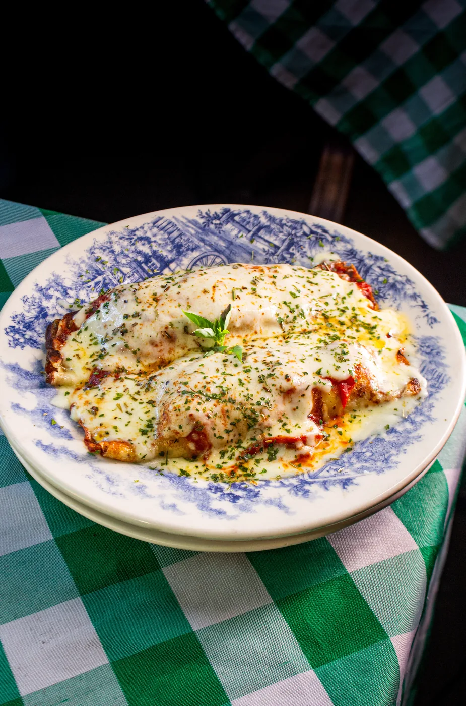 Frango à parmegiana com molho de tomate