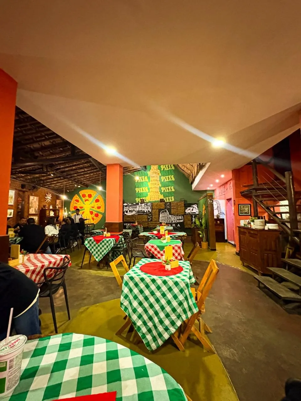 Salão interno da Casa Piatto com mesas de toalha xadrez