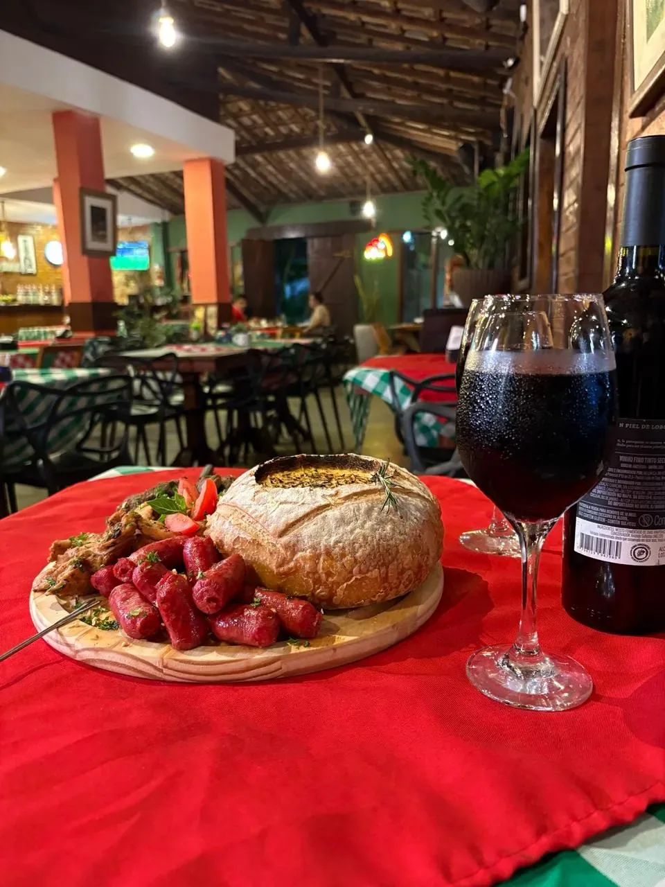 Tábua de linguiça com pão e vinho para compartilhar