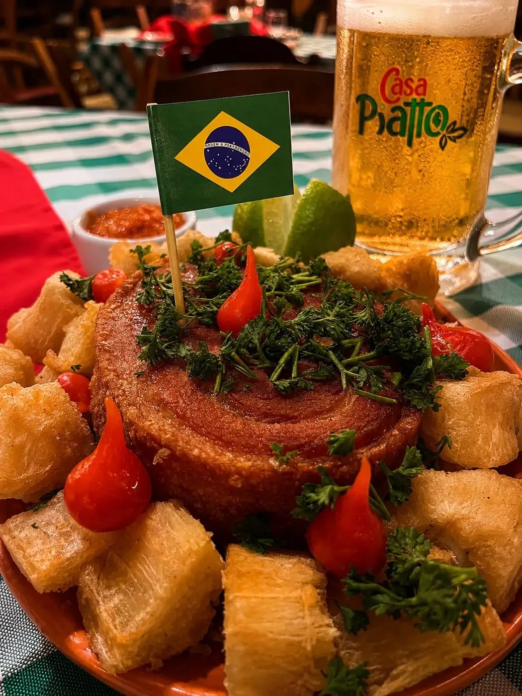 Torresmo com mandioca acompanhado de chopp gelado