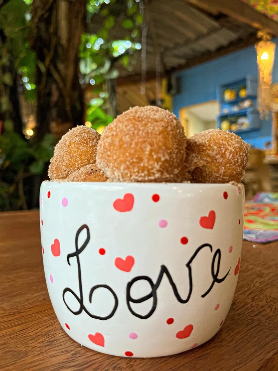 Bolinho de chuva servido em pote de vidro com açúcar e canela
