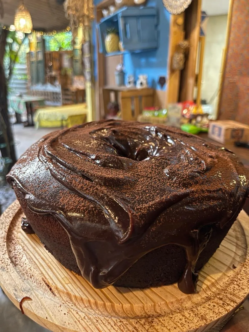Fatia de bolo de chocolate com cobertura brilhante
