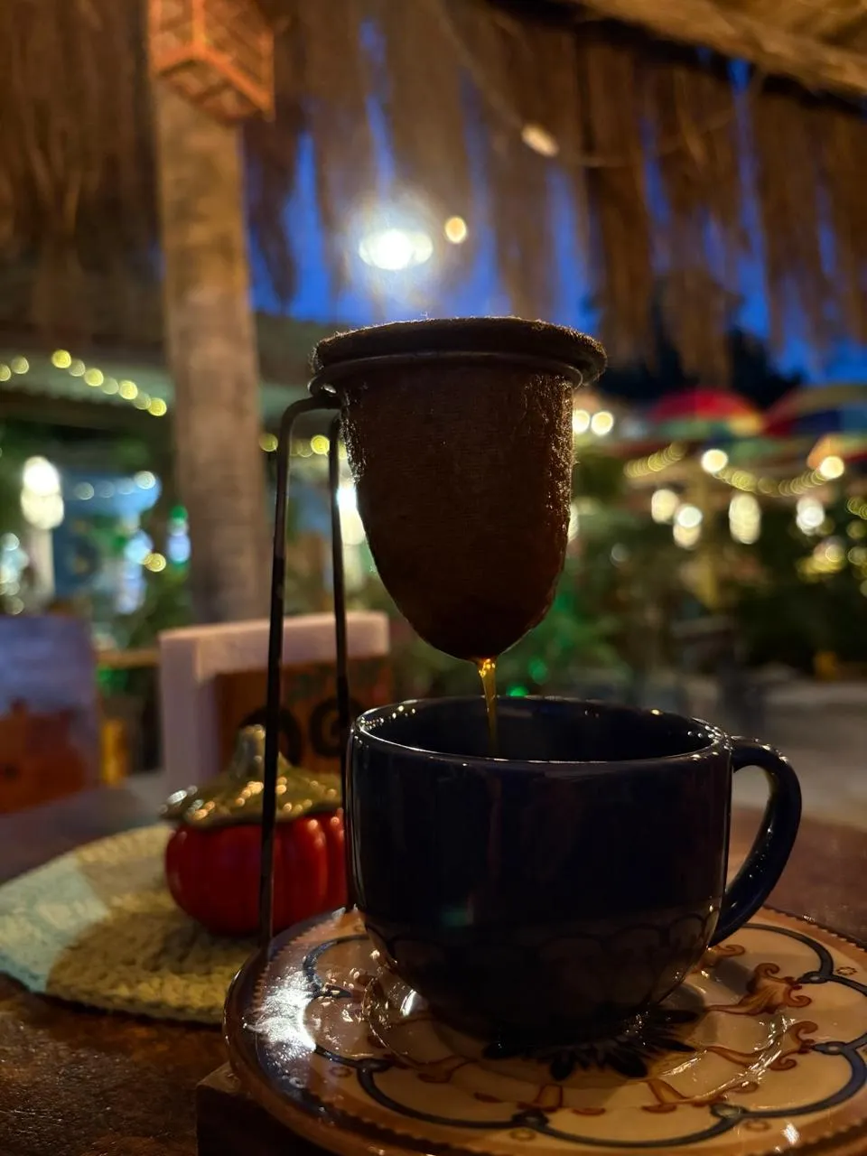 Café coado no coador de pano sendo servido à noite no Dedo de Moça