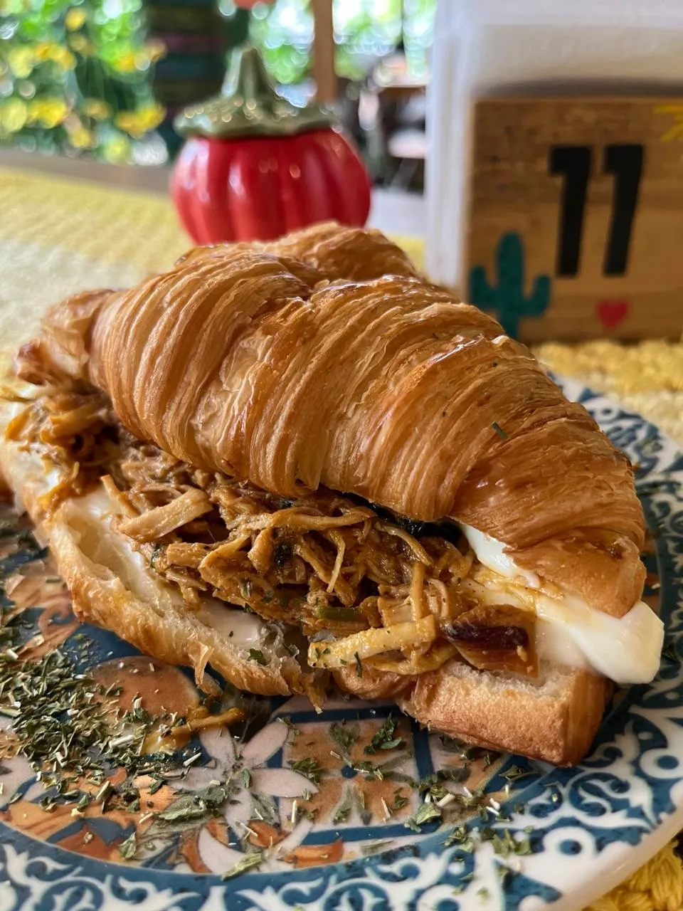 Croissant recheado com frango desfiado