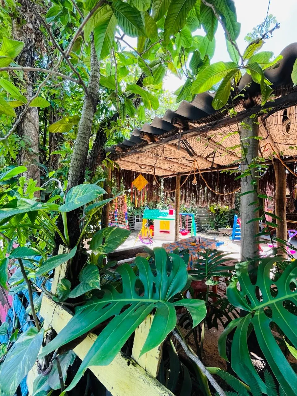 Espaço kids entre árvores com cobertura no Dedo de Moça
