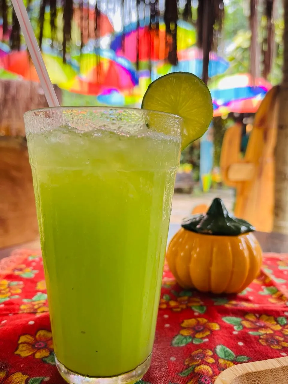 Limonada e suco verde gelados servidos em copos altos