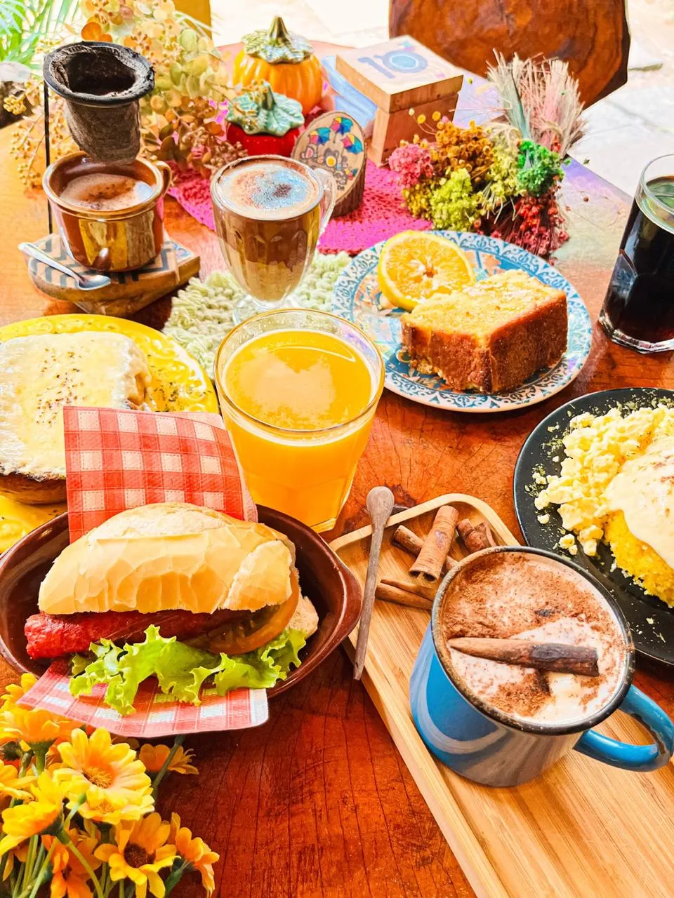 Mesa posta com café da manhã completo do Dedo de Moça