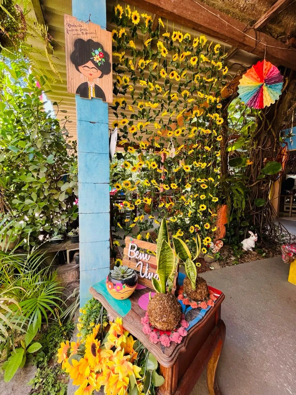 Mural pintado com girassóis e decoração artesanal