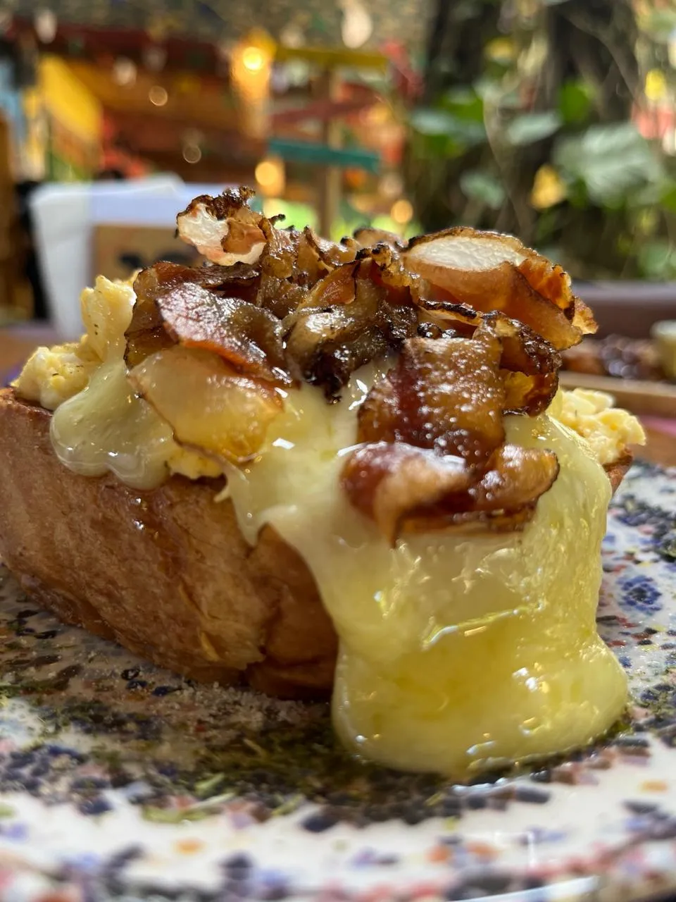 Pão de queijo recheado com bacon crocante