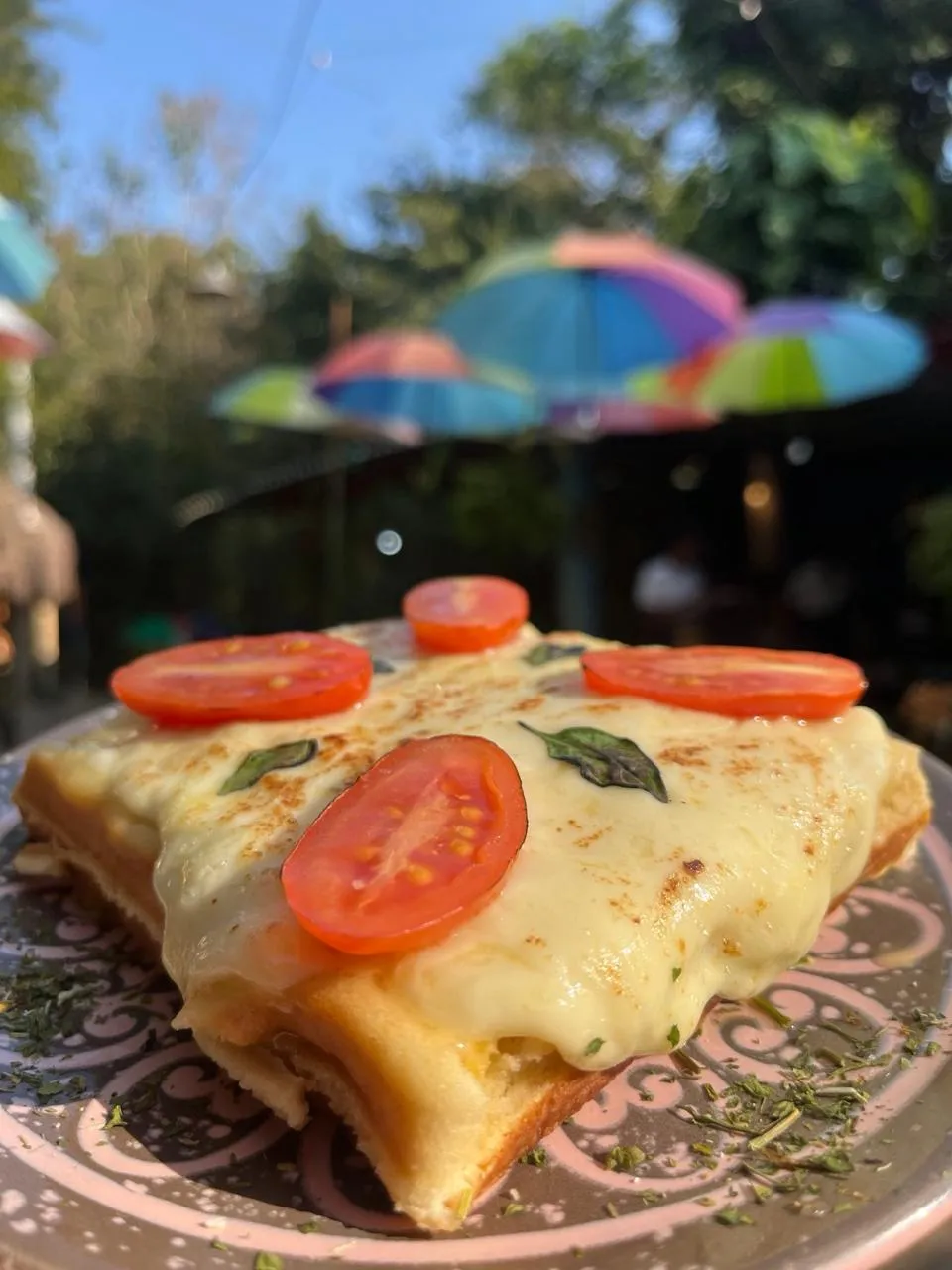 Pizza de baguete com queijo derretido e tomate