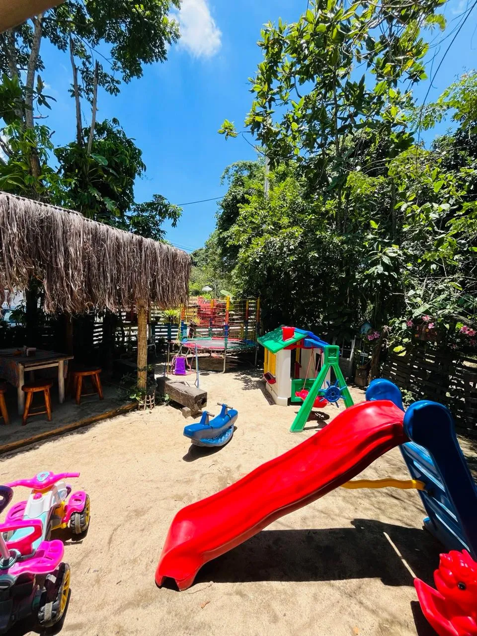 Playground infantil colorido na área kids
