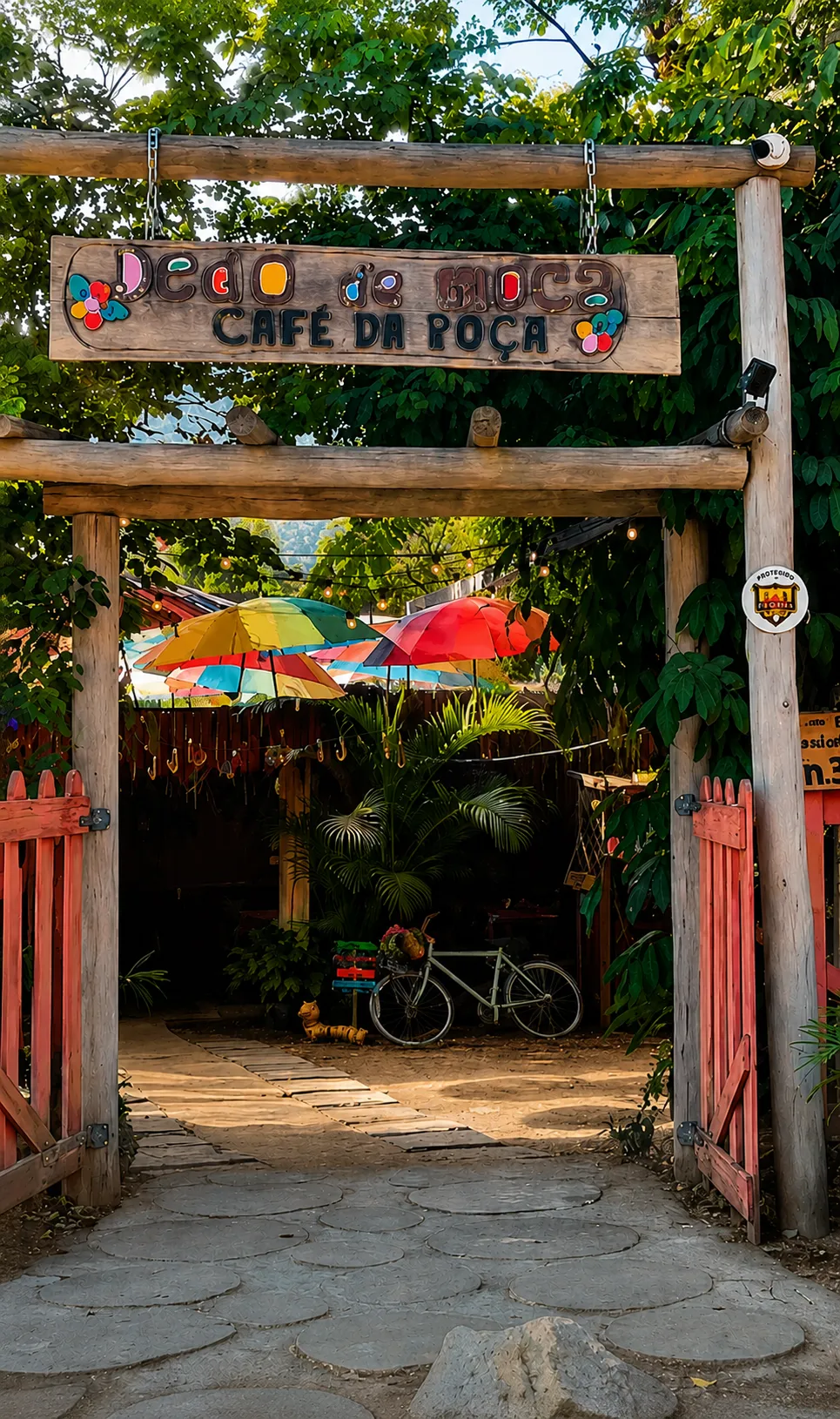 Portal de entrada do Dedo de Moça com placa de madeira