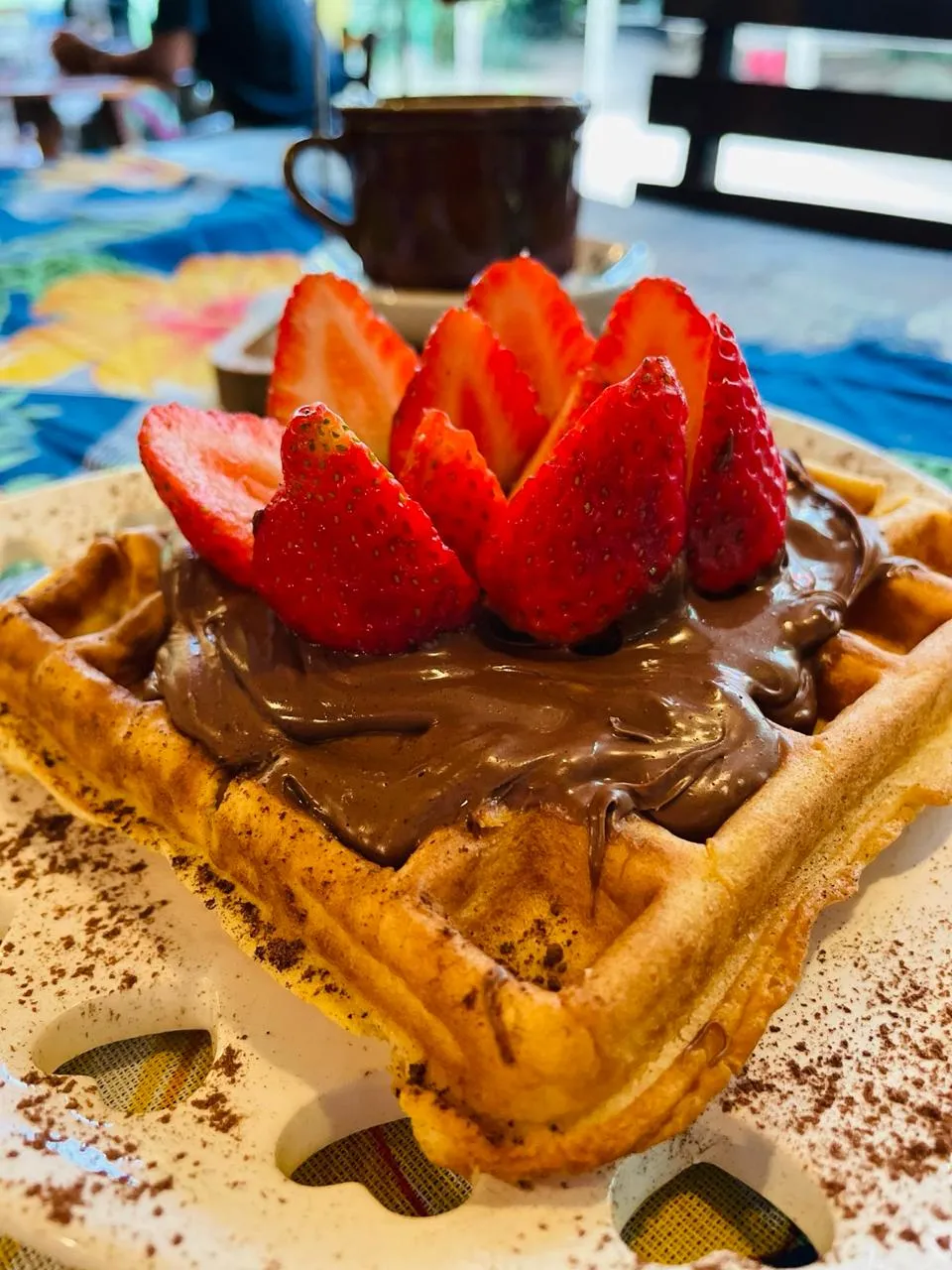 Waffle com creme de avelã e morangos frescos