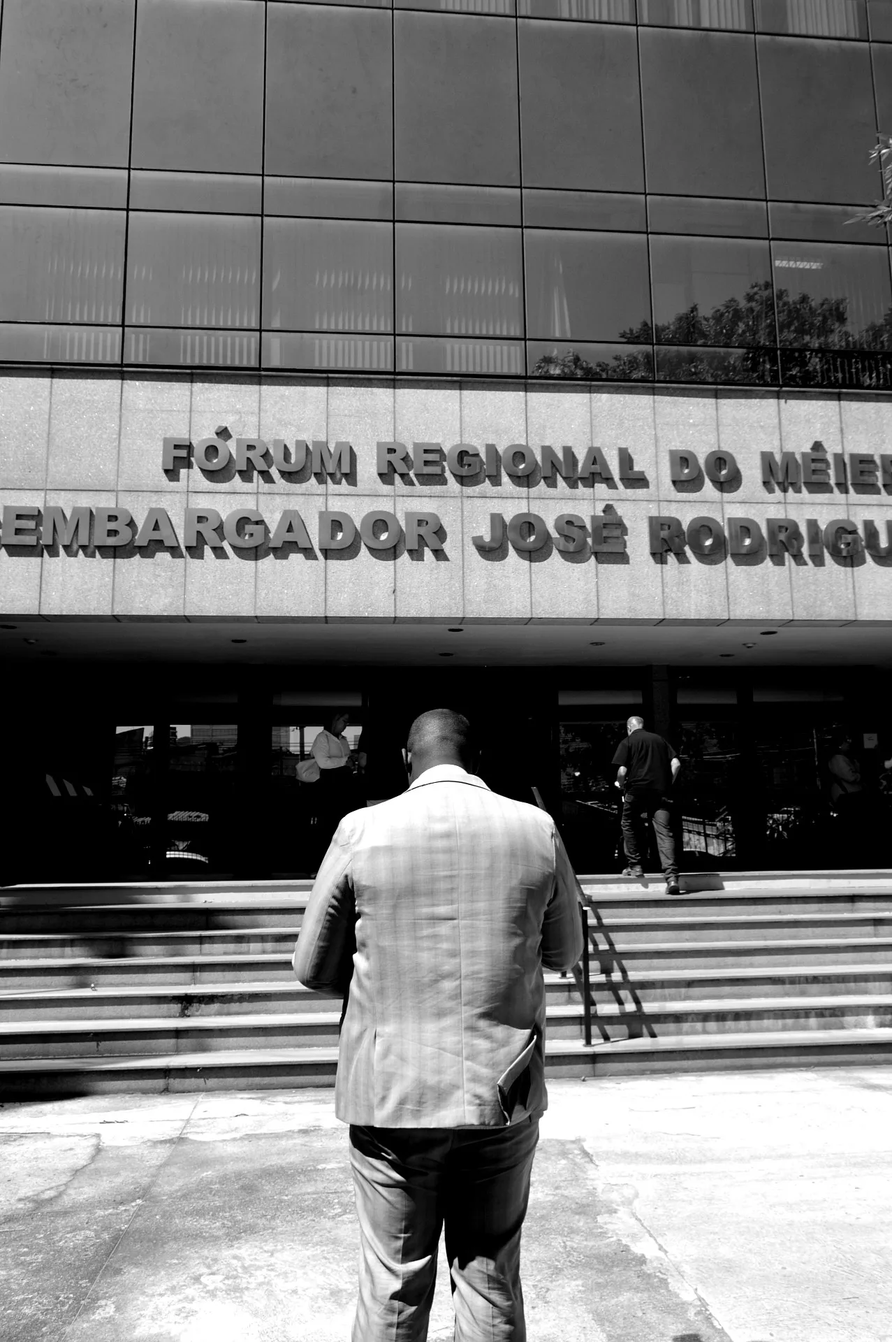 Advogado Daniel Santos da Silva em frente ao Fórum Regional do Méier