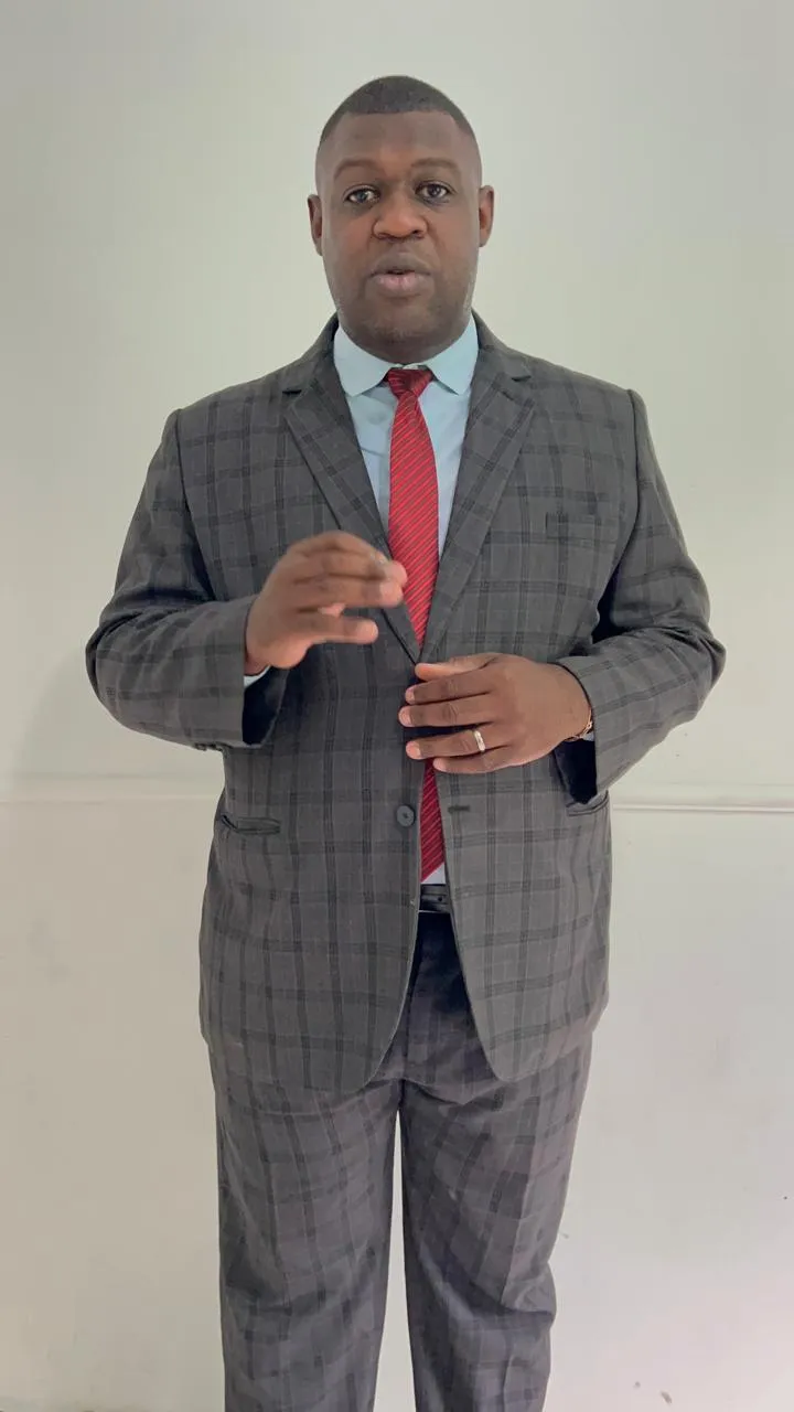 Dr. Daniel Santos ensinando na mentoria