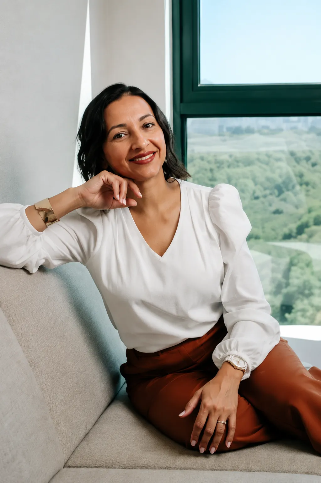 Graziele Albino em ambiente acolhedor