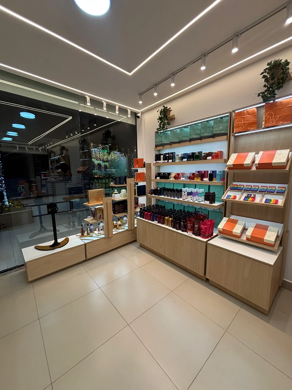 Prateleiras de cosméticos e perfumes na Lavíparfum