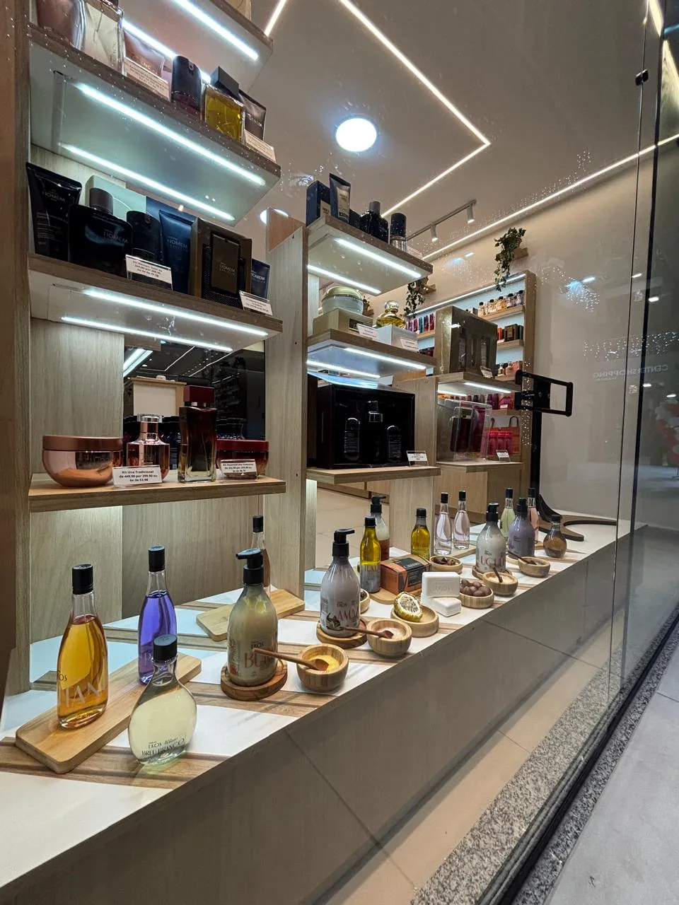 Prateleira de produtos de tratamento e beleza na Lavíparfum