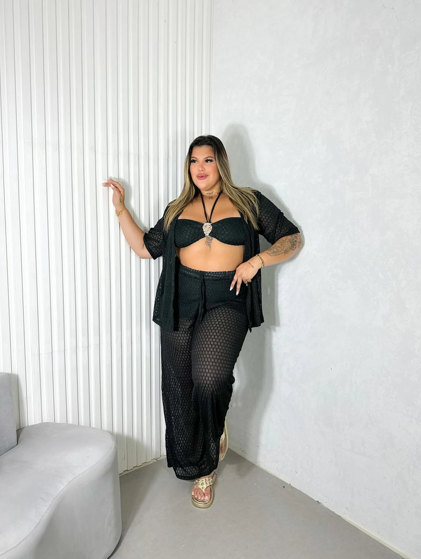 Modelo plus size usando conjunto resort preto em tela da Madame Luxo