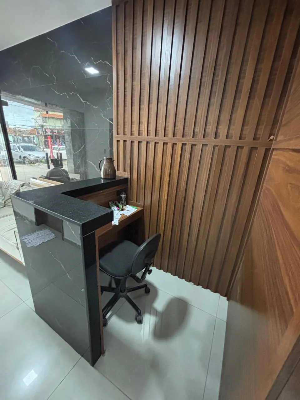 Balcão de recepção em granito do escritório Pereira Advocacia