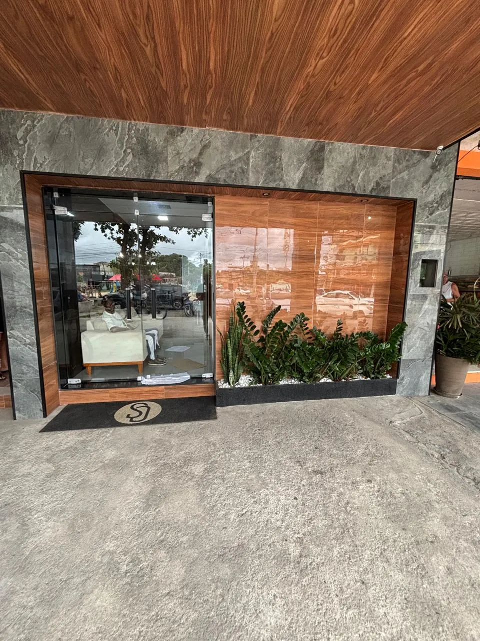 Entrada com porta de vidro do escritório Pereira Advocacia