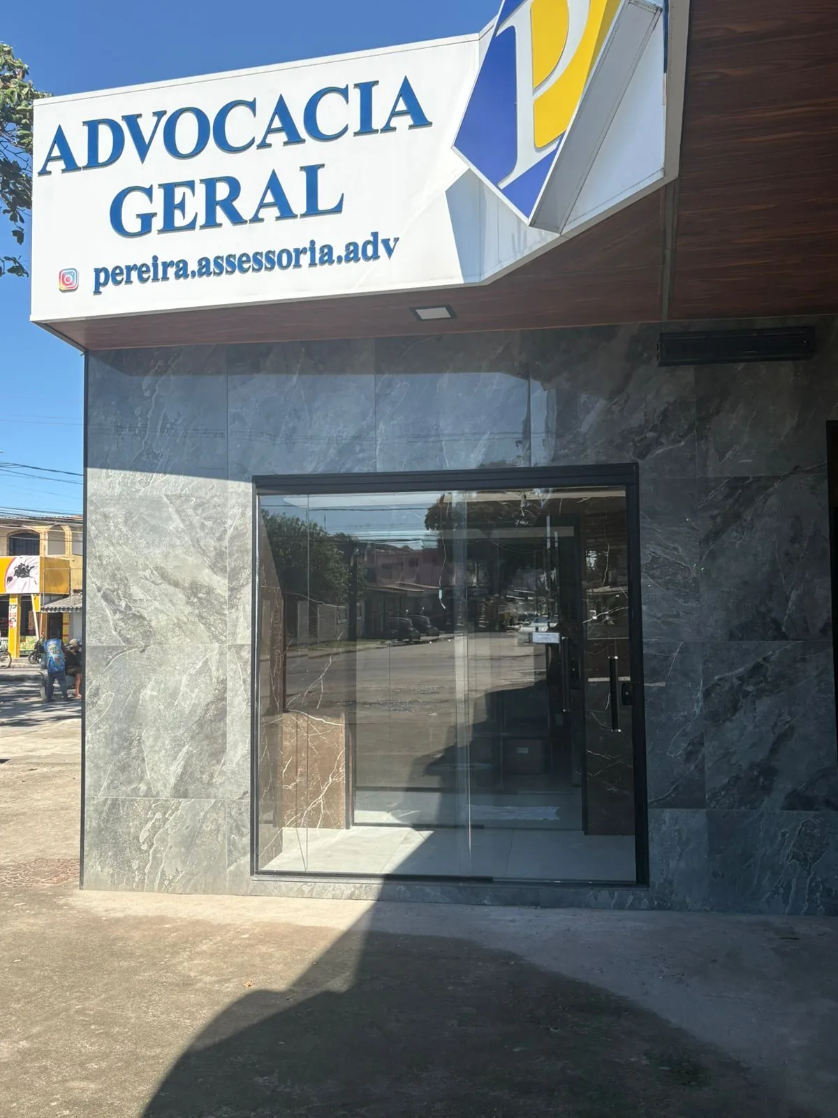 Entrada principal do escritório Pereira Advocacia em Santa Cruz