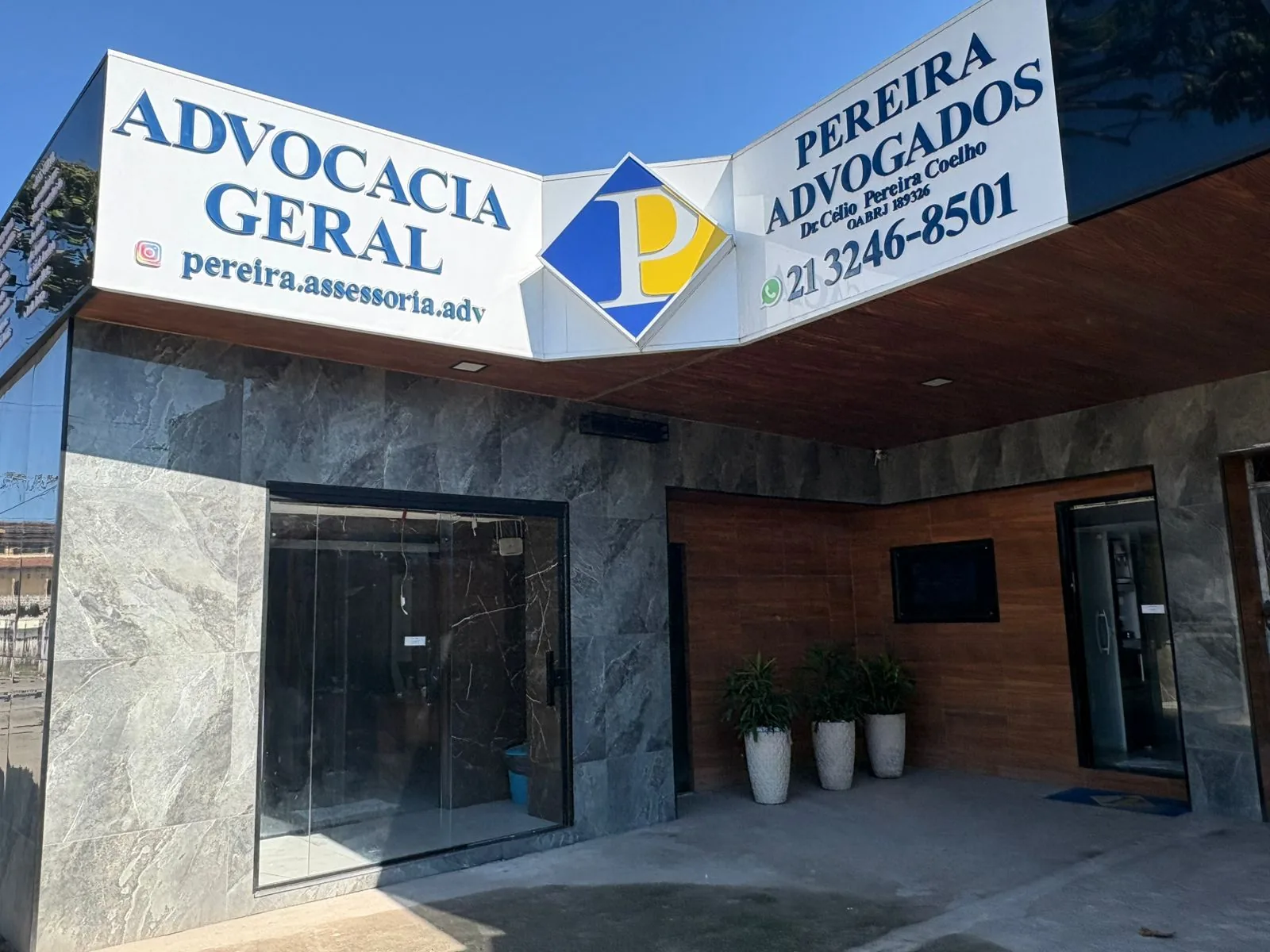 Fachada da esquina do escritório Pereira Advocacia em Santa Cruz