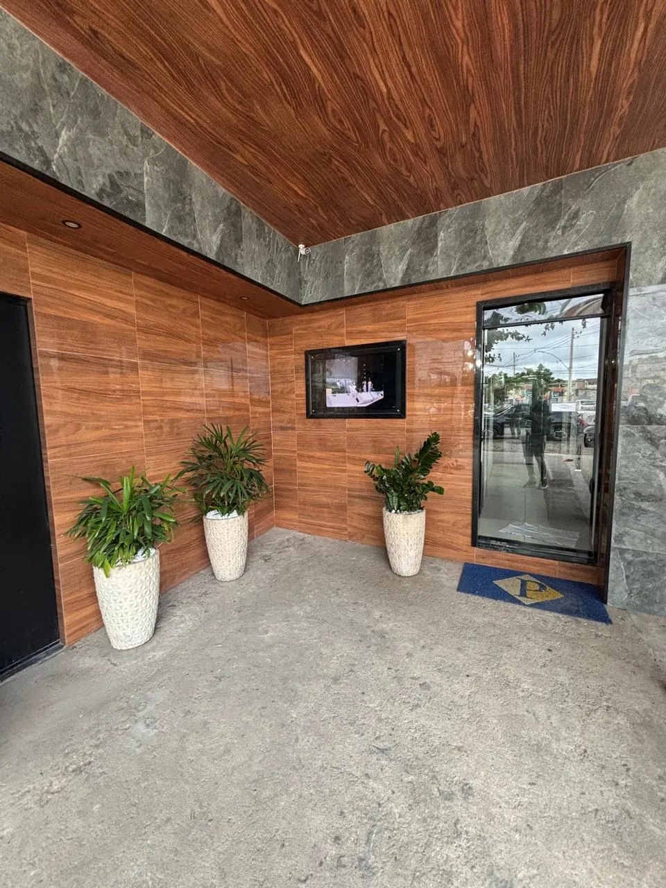 Hall de entrada do escritório Pereira Advocacia com decoração da marca