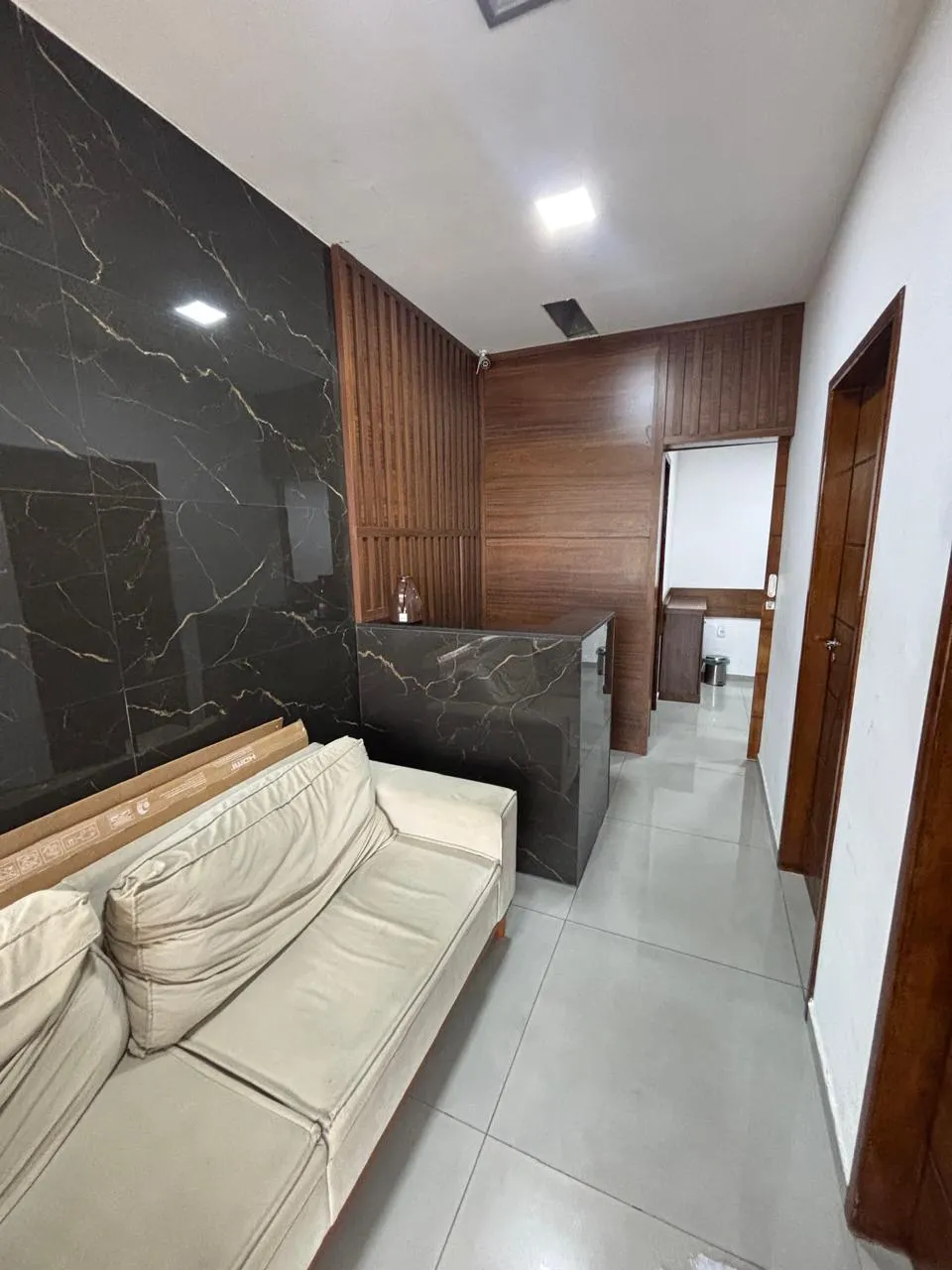 Sala de espera com sofá no escritório Pereira Advocacia