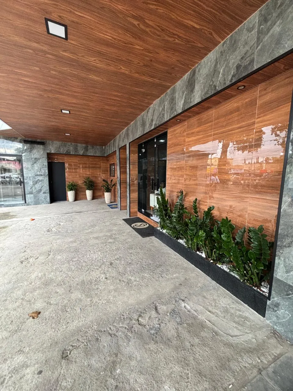 Varanda com jardineira e plantas no escritório Pereira Advocacia