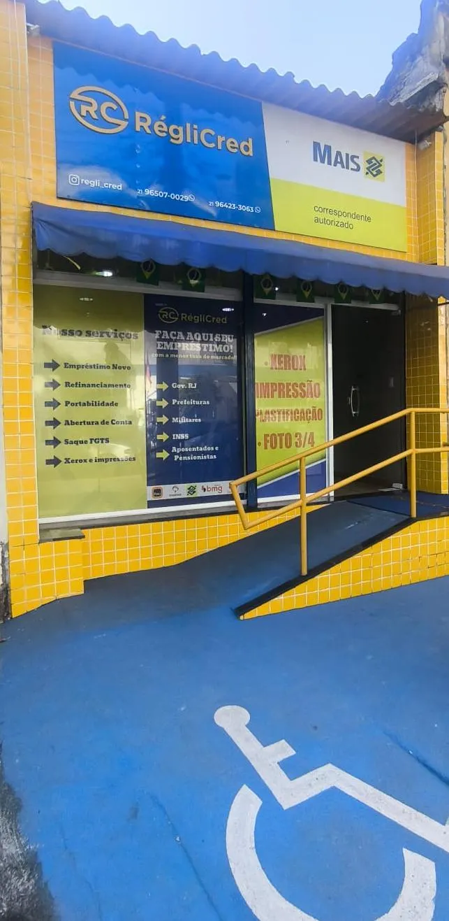 Fachada com rampa de acesso da loja própria RégliCred em São Cristóvão, Rio de Janeiro