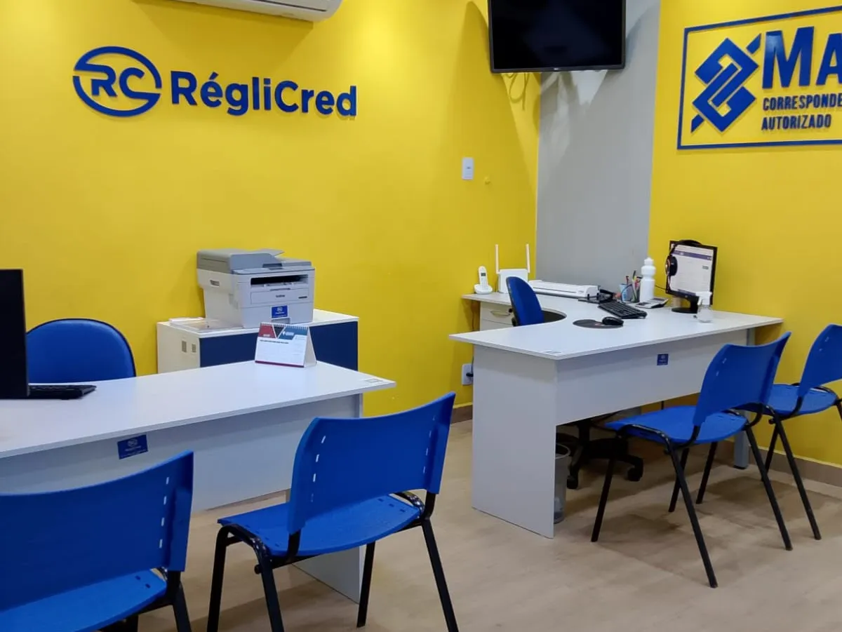 Escritório da RégliCred com mesas de atendimento