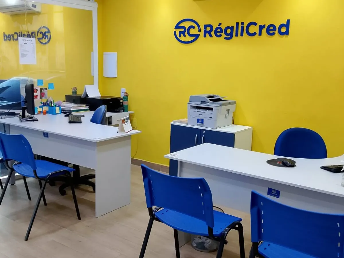 Sala de atendimento confortável da loja própria RégliCred em São Cristóvão, Rio de Janeiro