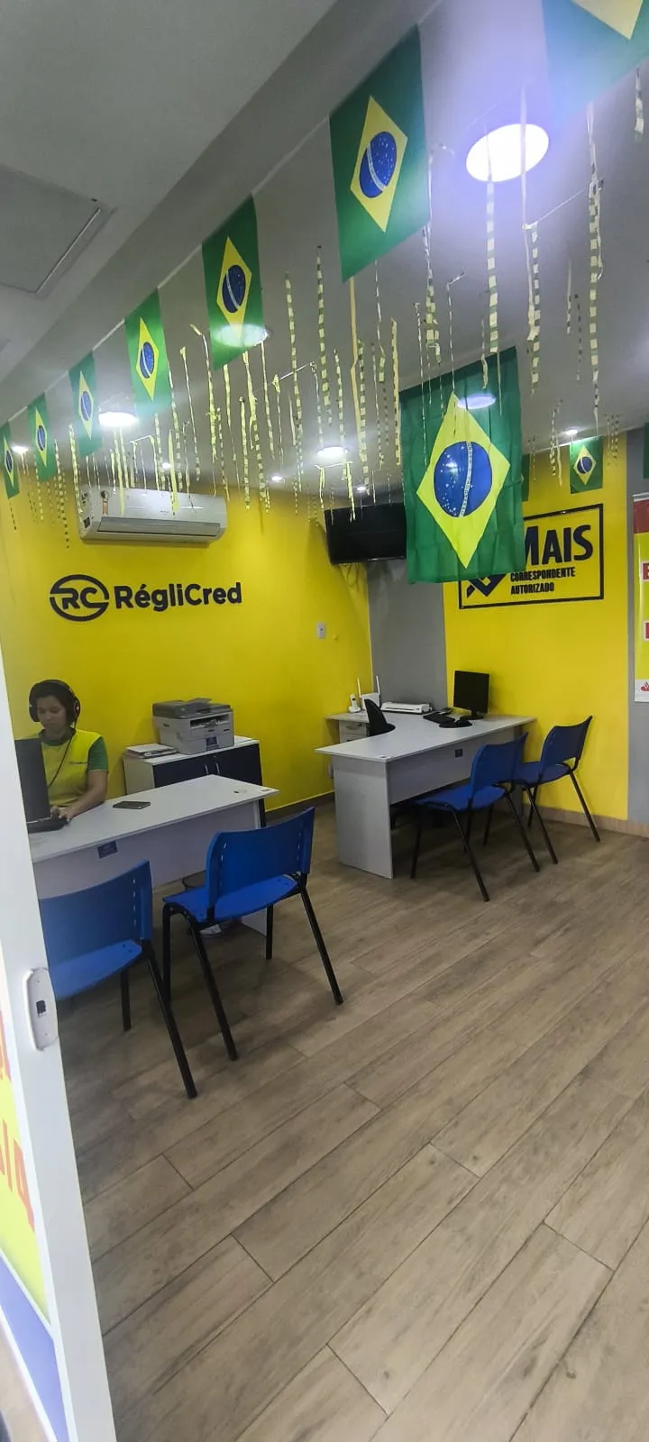 Atendente da RégliCred no atendimento