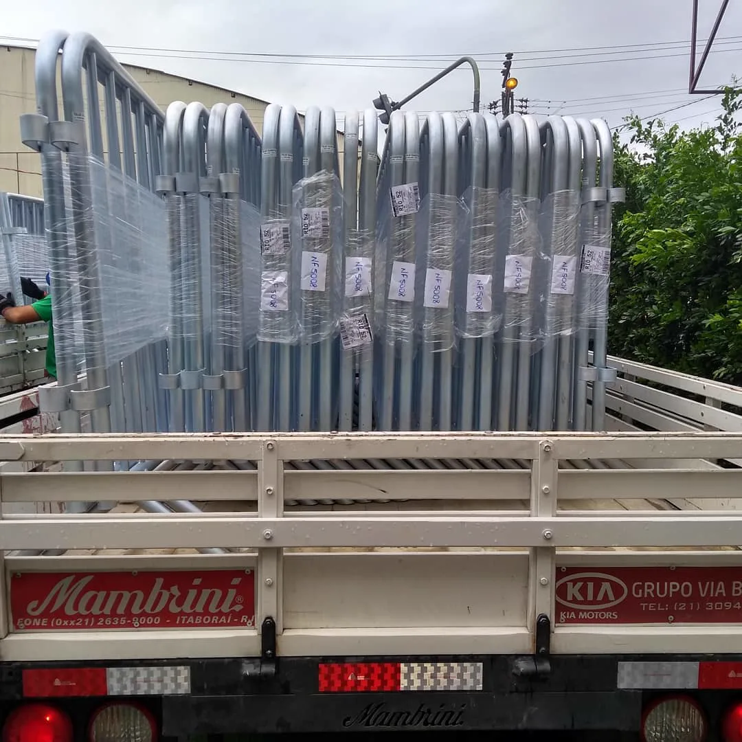 Tubos e estruturas galvanizadas em caminhão