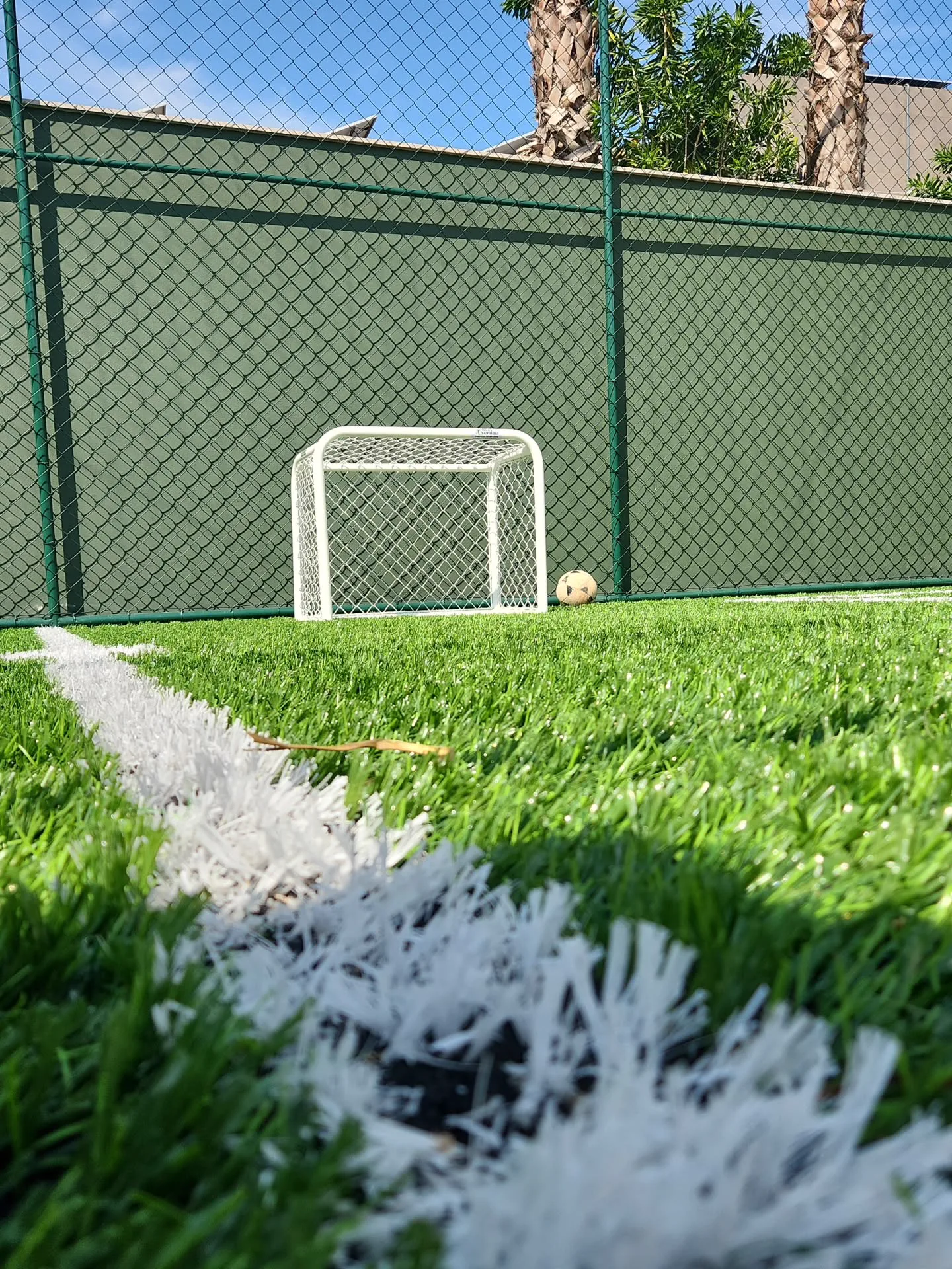 Grama sintética em campo esportivo com demarcação