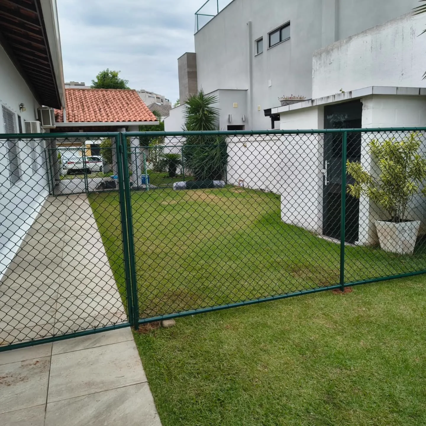 Portão residencial com rede de proteção